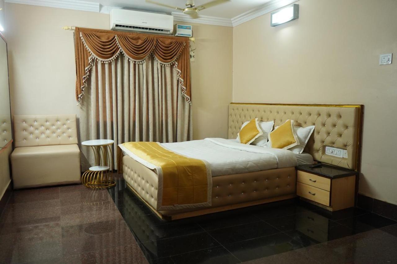 Sai Samrat Hotel Shirdi Esterno foto